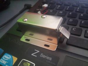 Kunci Pintu Solenoid Door Lock 12v / kunci pintu otomatis 12v